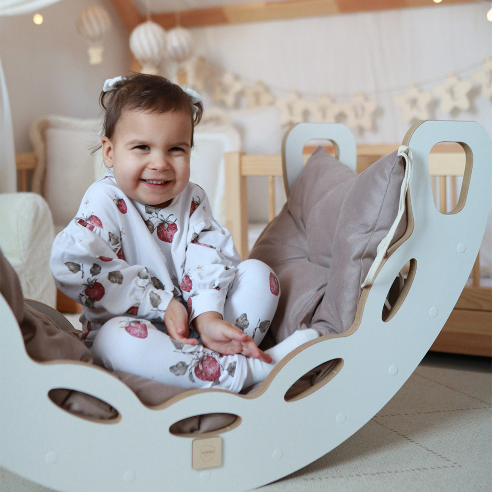 PLUSH NEST Kleines Schaukelpferd 4-in-1 Schaukelpferd + Kletterwand/Rutsche + Kissen (beige/goldener Samt), weißes Holzspielgerät